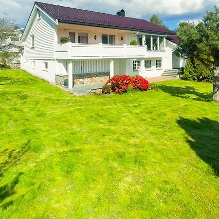 Feriehus 3 Bedroom Cozy In